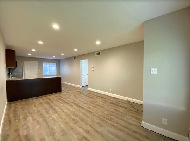 Photo - 823 E Bellevue Rd