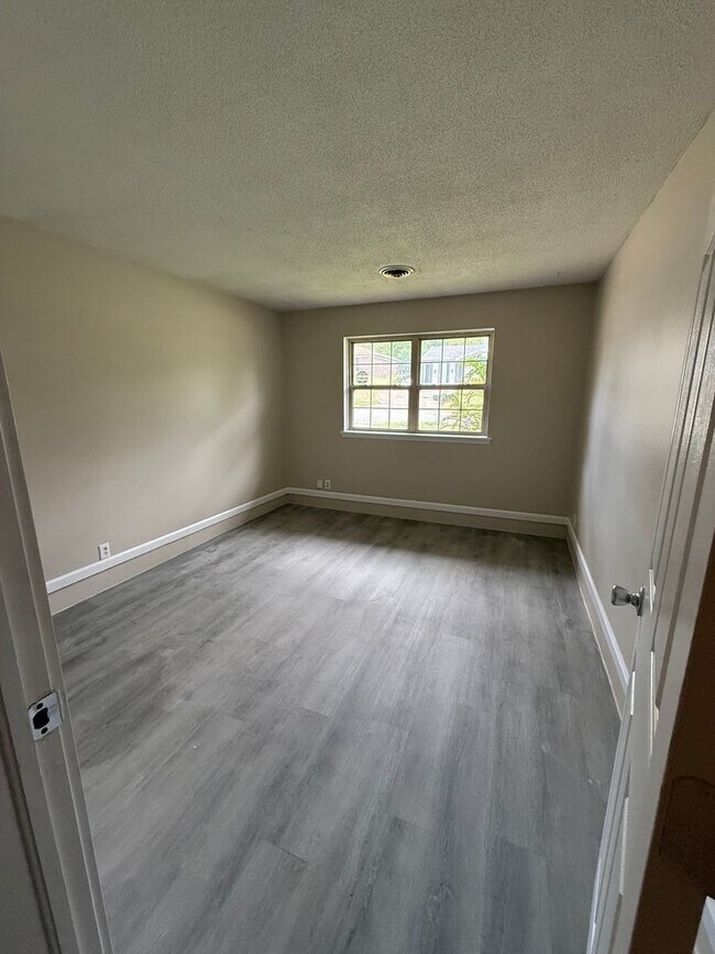 Photo - 3 BEDROOM 2 BATH HOUSE CENTRAL HEAT & AIR, UTILITIES ARE EGW, FENCED YARD, 2 CAR CARPORT, W/D HOO...