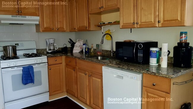 Building Photo - 78 Linden St Unit 1
