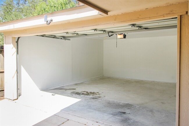 Building Photo - 5738 Willowbend Blvd