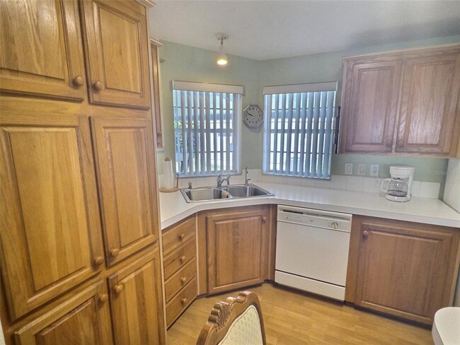 Photo - 136 Pindo Palm St W
