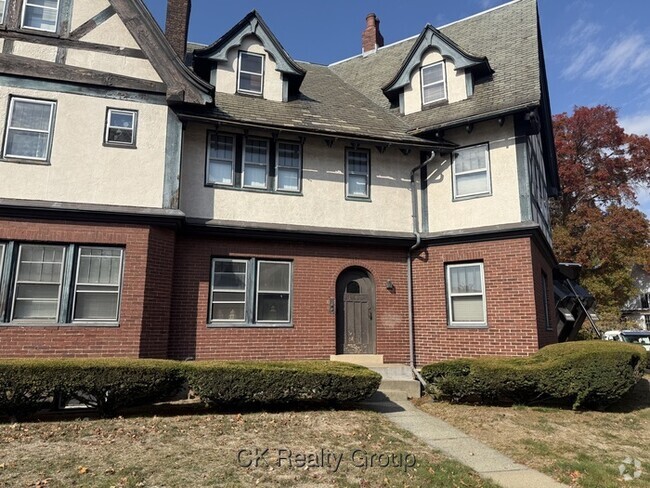 Building Photo - 104 Mt Auburn St Unit 2 Rental