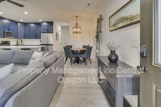 Photo - 950 North Hindeman Street