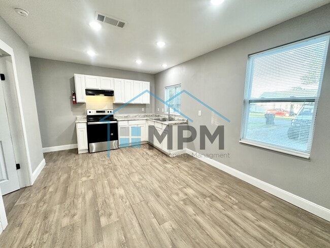 Photo - 119 S Riverbend Dr