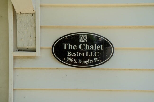 Photo - 806 Douglas St