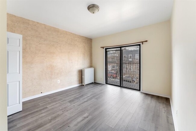 Building Photo - 642 38th St Unit 2