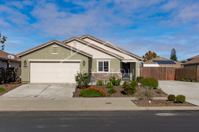 Photo - 1385 Deerwood St