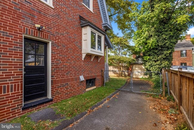 Building Photo - 420 W Cork St