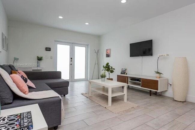 Photo - 350 NW 50th St