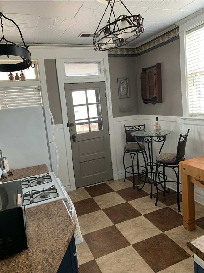 Photo - 437 Broadway St