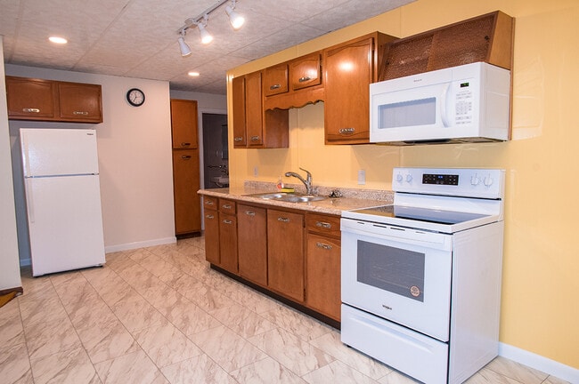 Building Photo - 682 Bennett St Unit 1