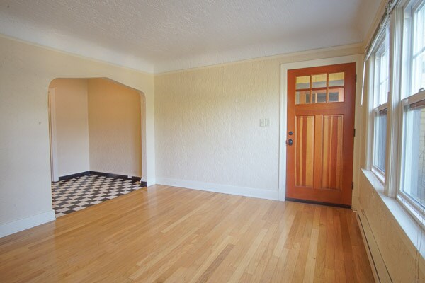 Photo - Rare Availability! 1-Bedroom w/ Bonus Room Ready Early August! Unidad 09