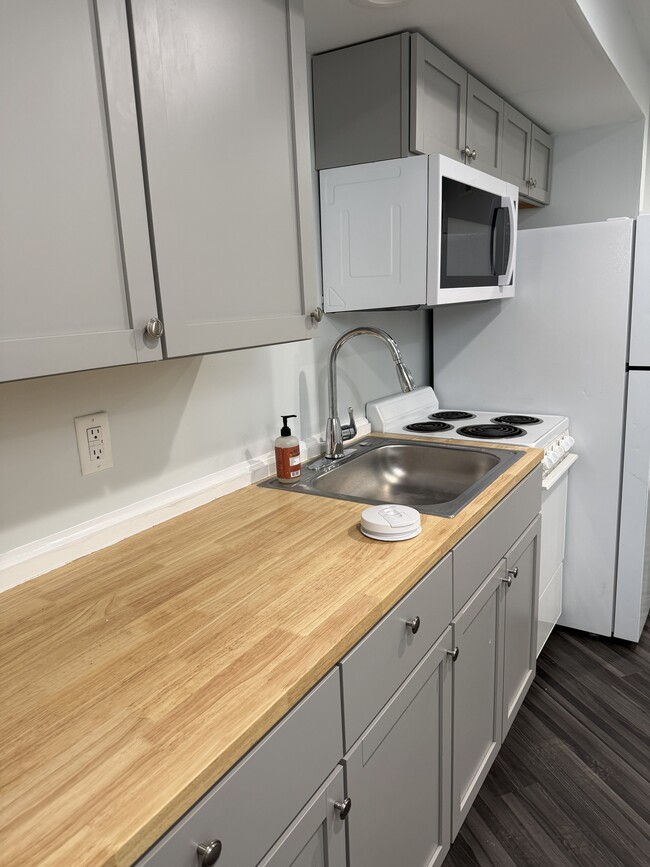 518 Clinton Springs Ave Unit 3