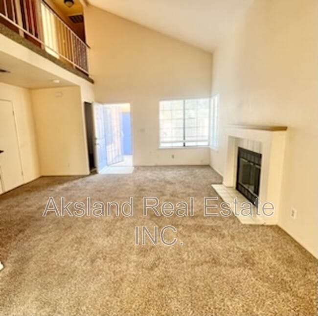 Photo - 215 W Clover Rd