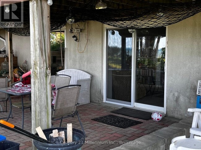 Photo - 122 Bay St E