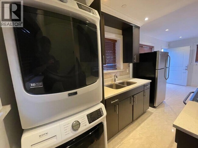 Photo - 2258 Fraserview Dr