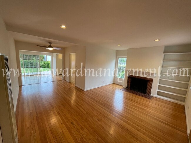 Photo - Beautiful Home On Corner Lot With Large Ba...