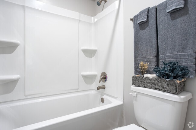 1BR, 1BA - 800SF - Primary Bathroom