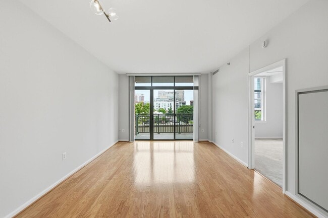 Photo - Bright & Renovated Condo with Pool, Gym & Parking!