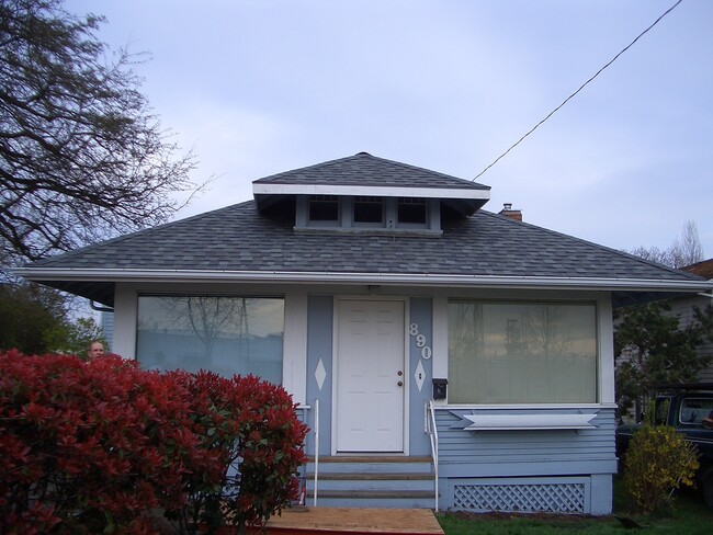 Building Photo - Charming 2-Bedroom House Near Downtown Oak Harbor