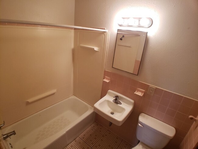 Photo - 2 Bedroom 1 Bath in Owatonna Unit LO3rd-302