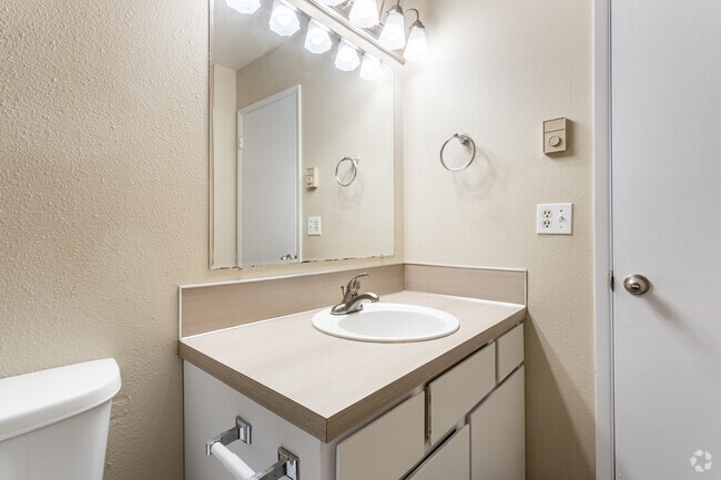 2HAB, 1BA - 870&nbsp;ft² - Crown Royal