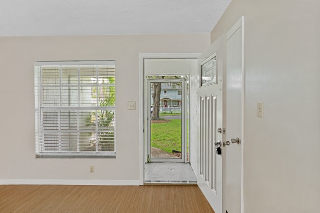 Building Photo - 125 S Rhodes St Unit 125 Rental