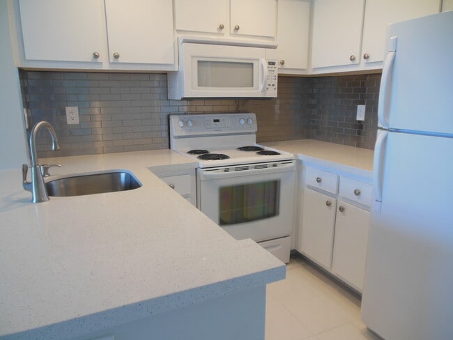 Photo - ONE BEDROOM ONE BATHROOM! WATERFRONT COMMUNITY! Unit 31