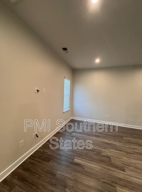 Photo - 123 Roundtree Dr
