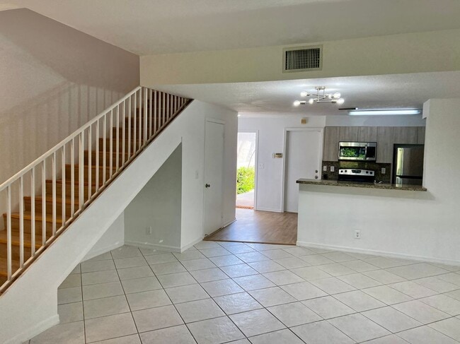 Photo - 982 Sevilla Cir