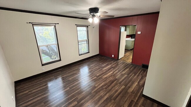 Building Photo - 705 E 6th St Unit 2