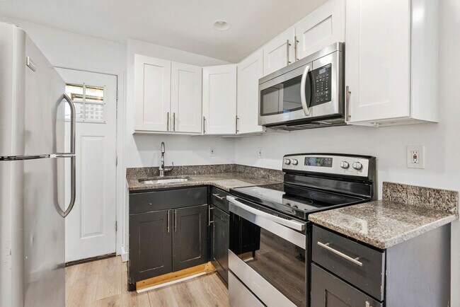 Photo - 2017 W Oxford St