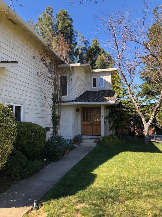 Building Photo - Not to be Missed - Well Located 3 Bedroom         3 Bath Family Home in LimeRidge