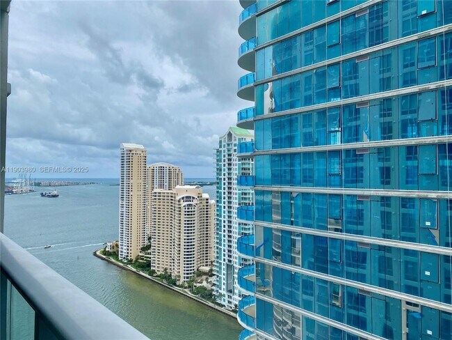 Building Photo - 300 S Biscayne Blvd Unit 3202