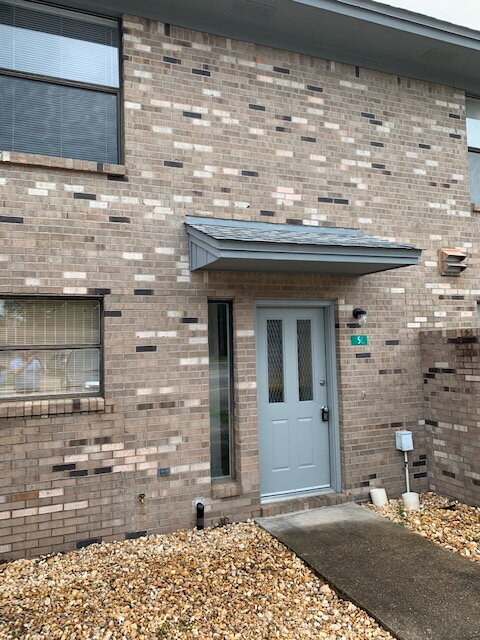 Building Photo - Charming 2-Bed Townhouse Retreat in Fort W... Unit C