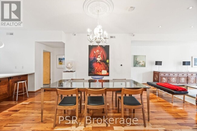 Photo - 2068 Dundas St W