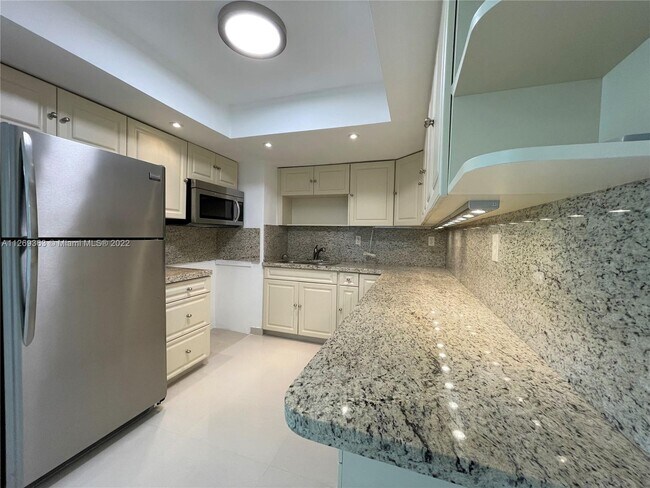 Photo - 2924 Collins Ave Unit 403