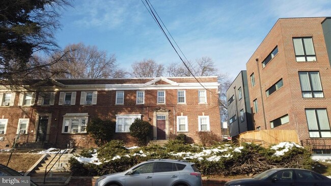 Building Photo - 820 Taylor St NE