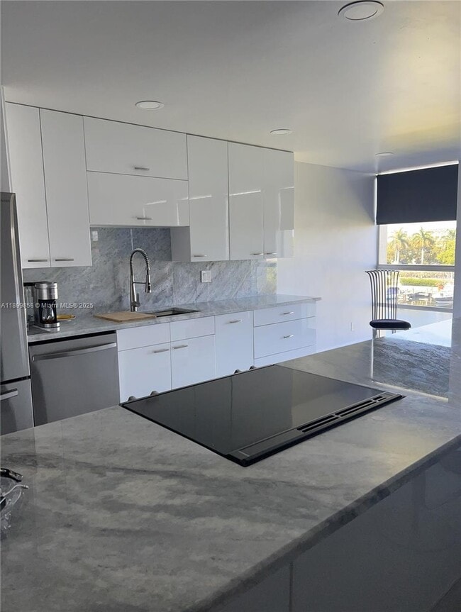 Photo - 601 Three Islands Boulevard Unidad 404