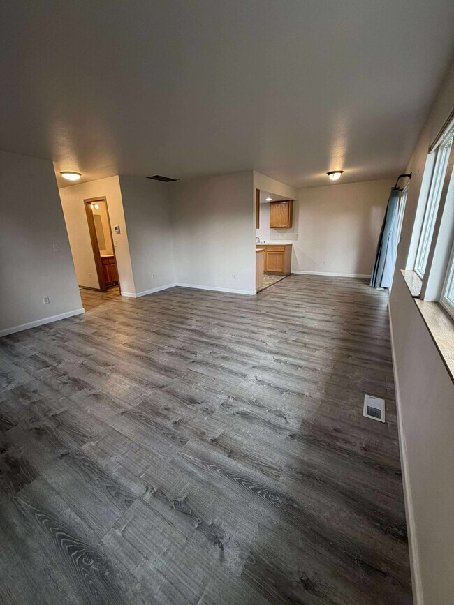 Photo - 904 Avalon Ct SE