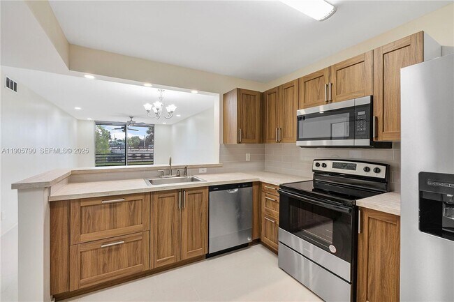 Building Photo - 2820 Somerset Dr Unit 112O