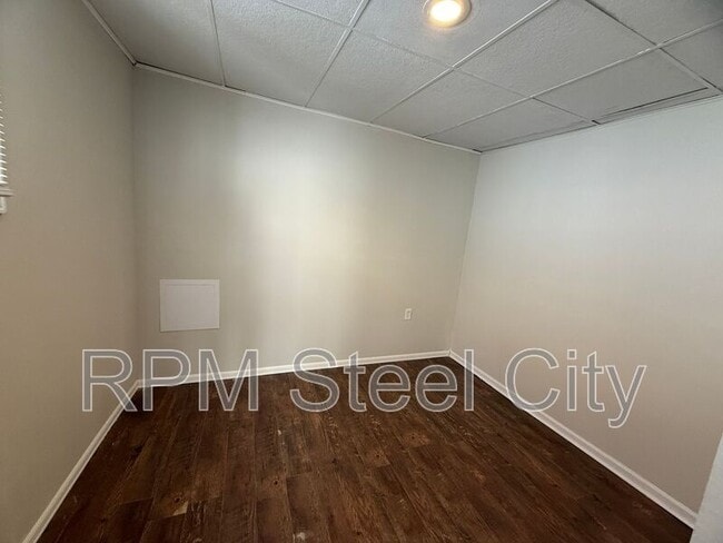 Photo - 927 E 1st St