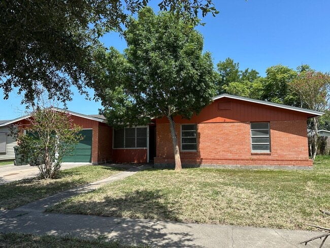 Building Photo - 4 Bedroom Rental
