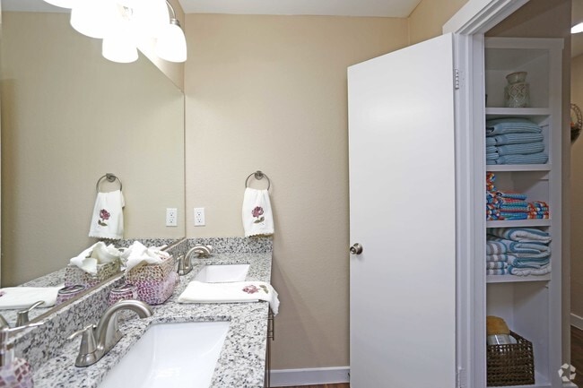 2BR,1BA - 848SF - BATHROOM