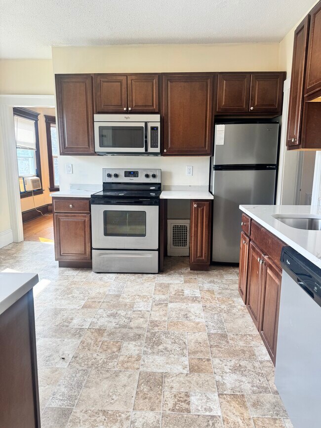 Building Photo - 44 Oakwood Ave Unit 2 Rental