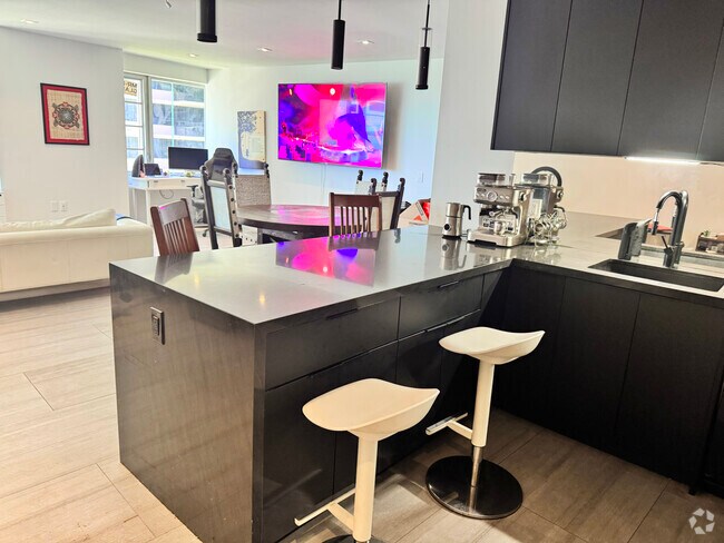 Building Photo - 5255 Collins Ave Unit 7C Rental