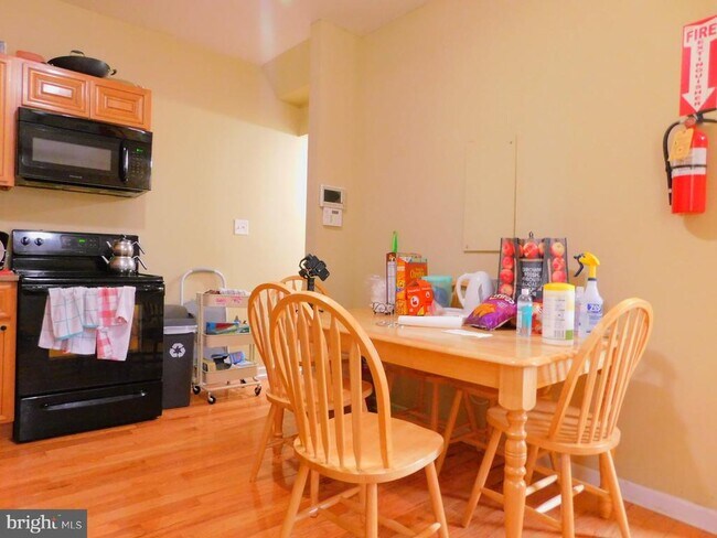 Photo - 4447 Sansom St