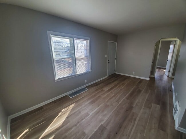 3 Bedroom, 1 Bathroom with partially fence... - 3 Bedroom, 1 Bathroom with partially fence... House