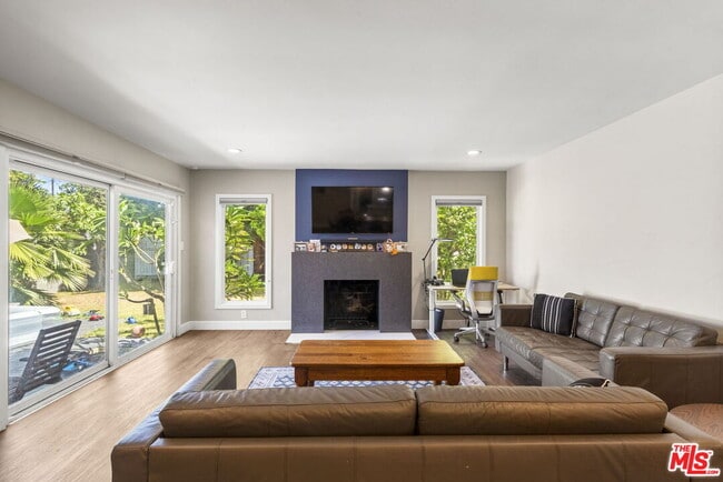 Building Photo - 14034 Valerio St Rental