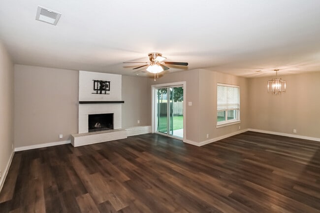 Photo - 1109 Finch Ave